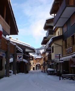 La rue du Bourg à Valmorel en hiver