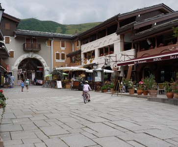 la rue du Bourg  Valmorel