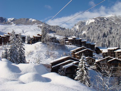 les chalets de la station de sports d'hiver de Valmorel sous la neige